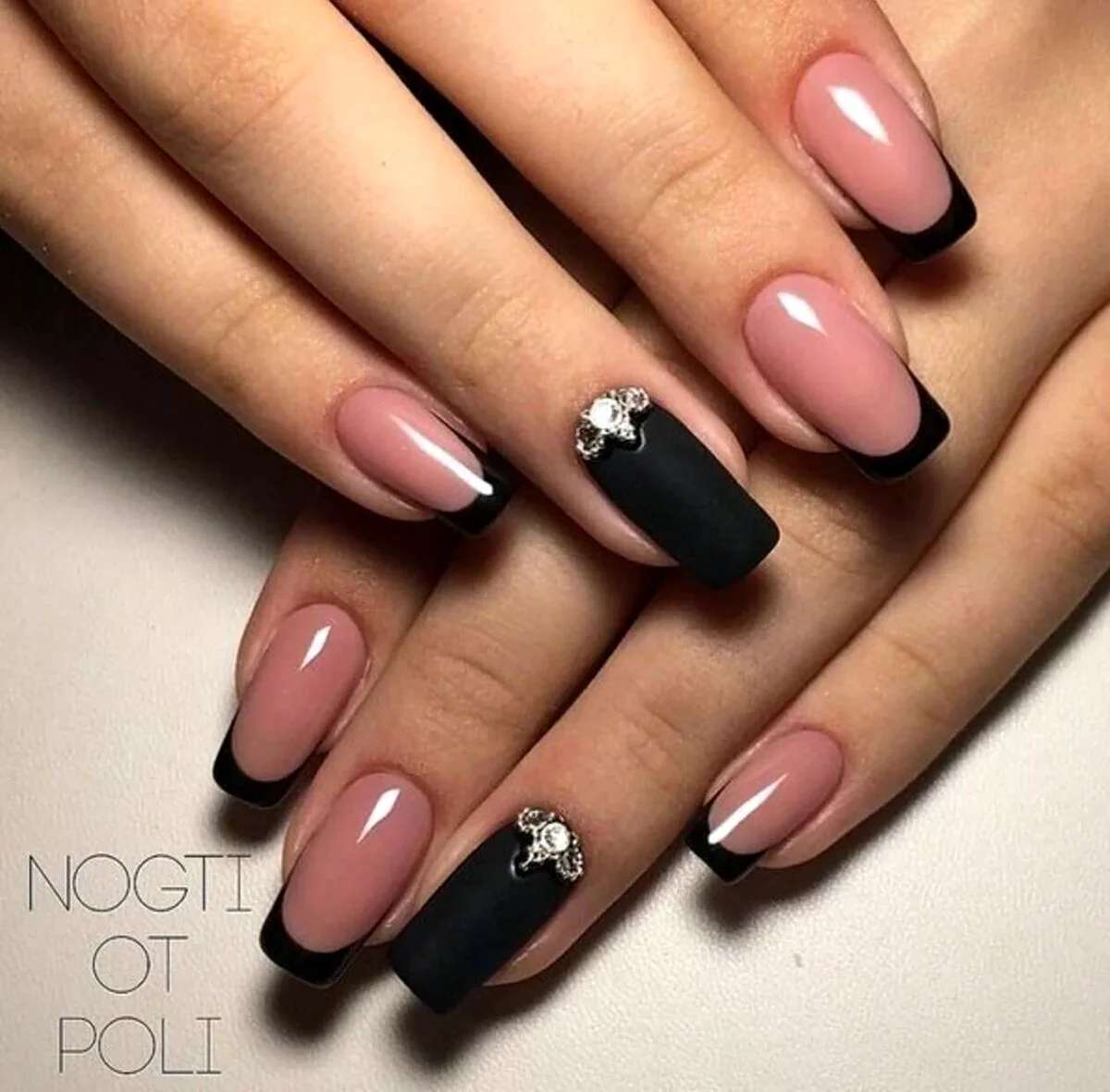 Чёрный френч на ногтях
