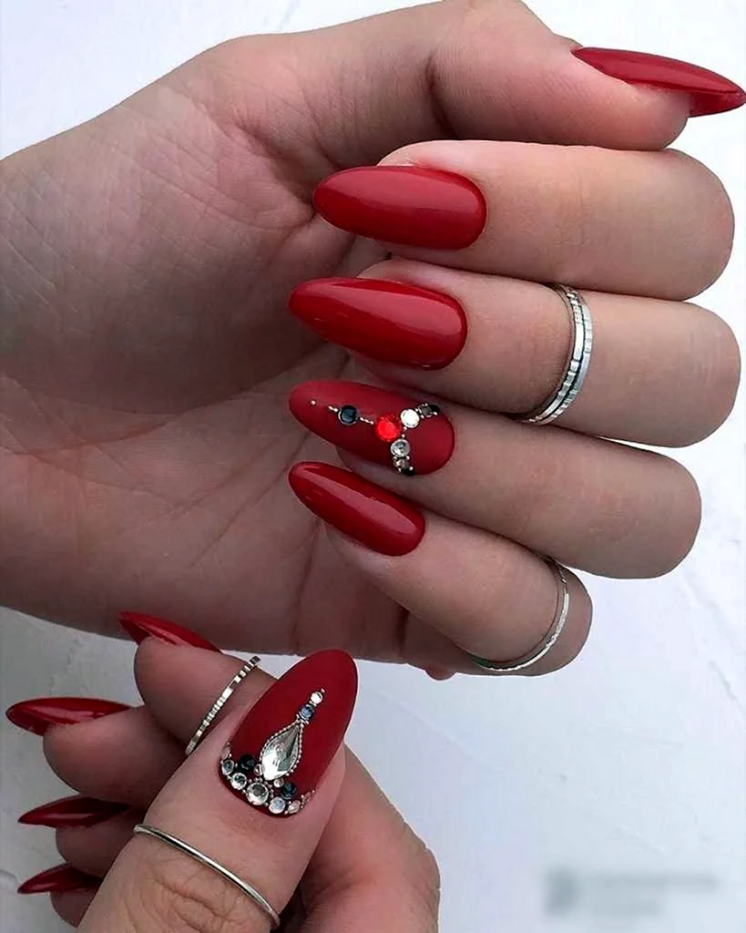 Красные ногти со стразами