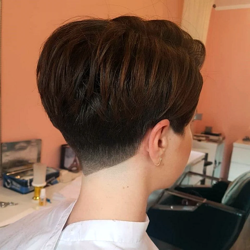 Стрижка с коротким затылком