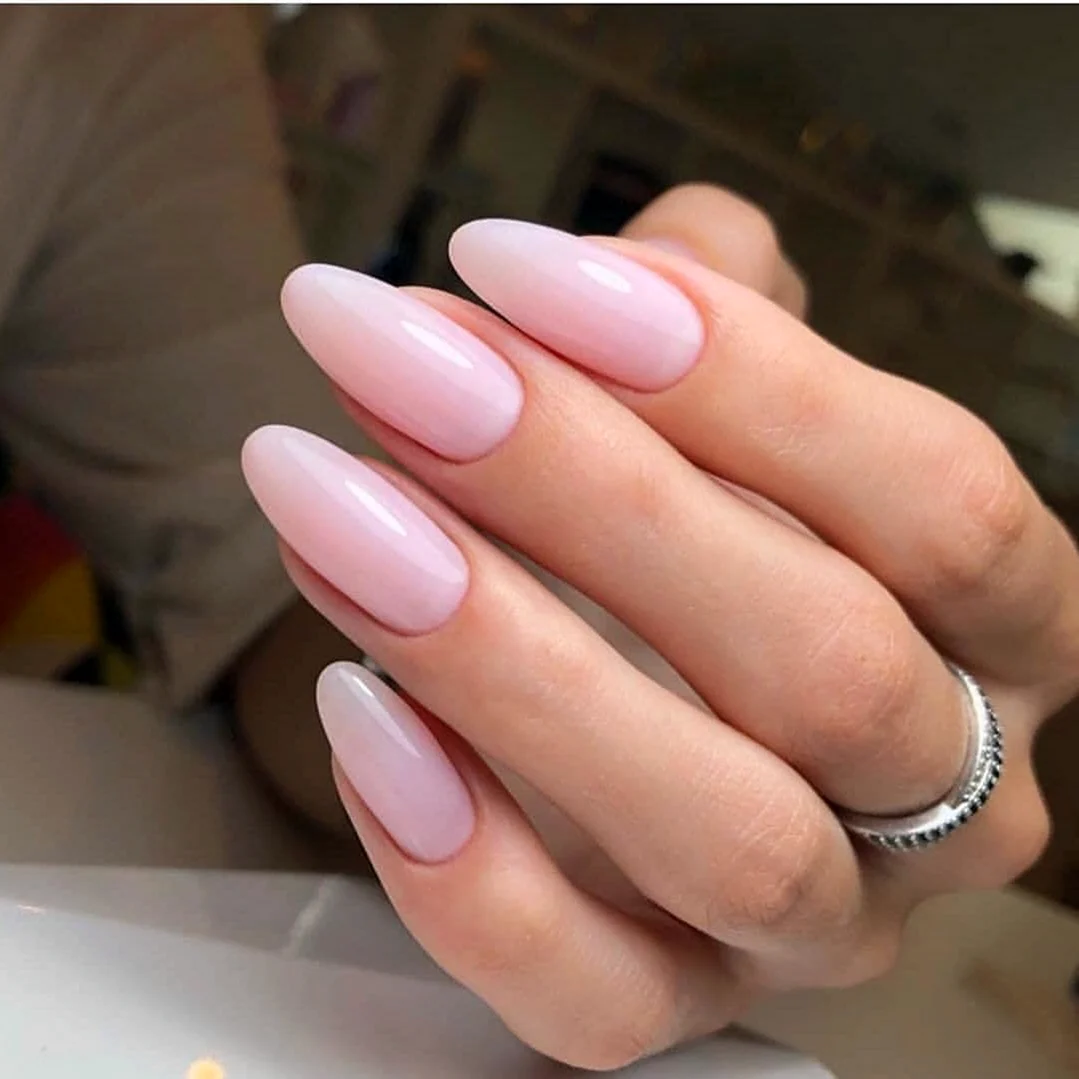 Нюд омбре маникюр миндаль