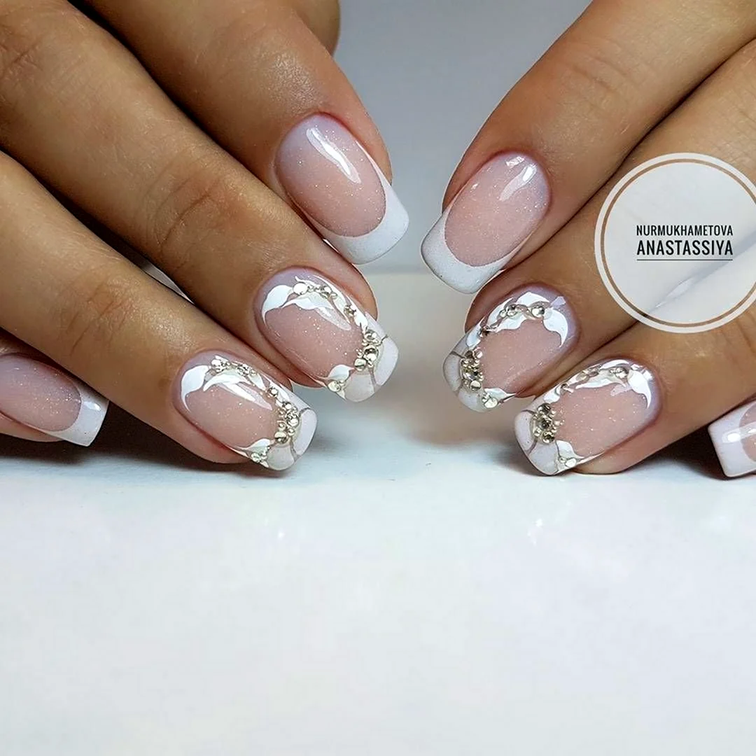 Маникюр френч нежный рисунок новогодний