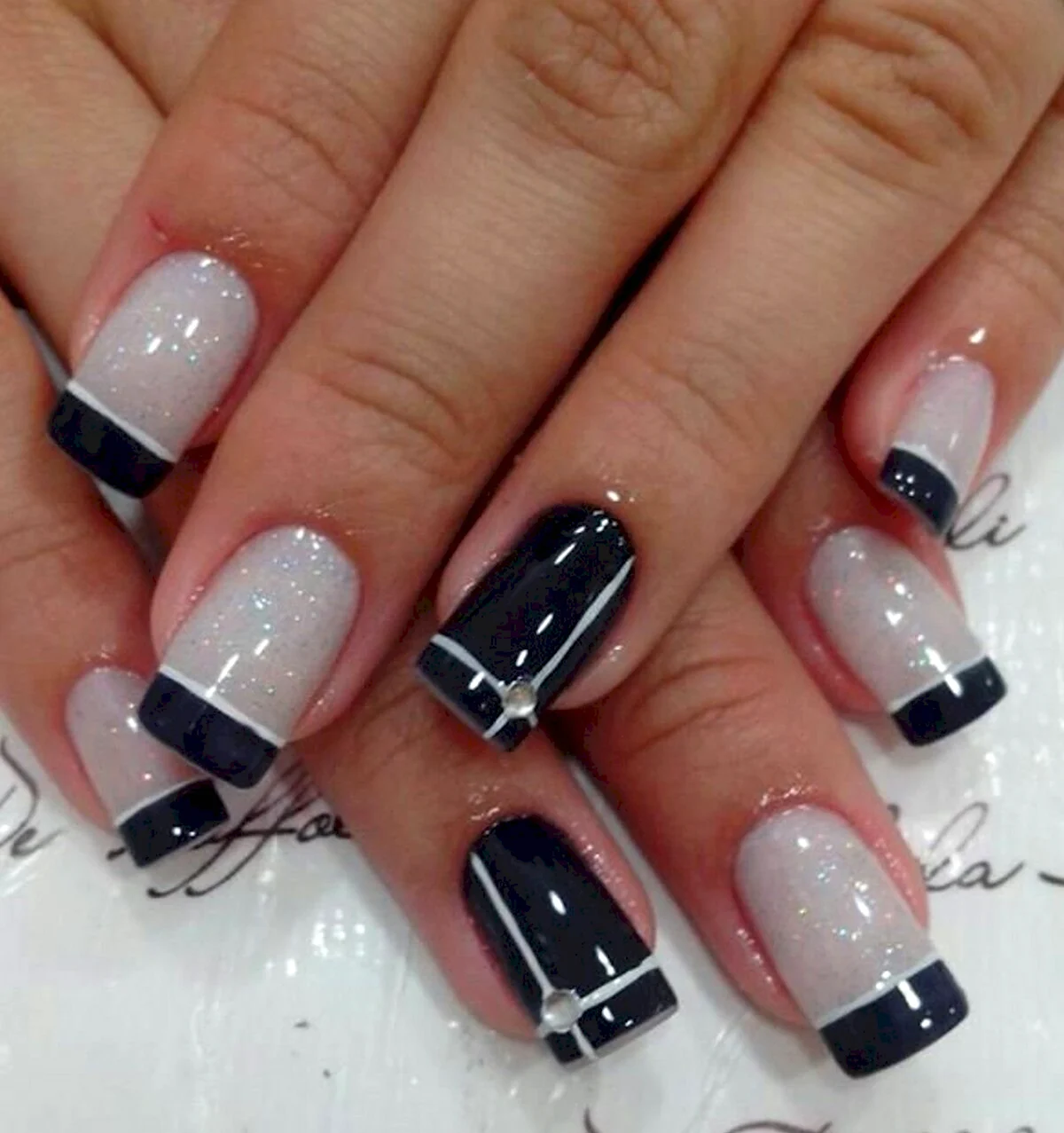 Белые ногти с черным френчем