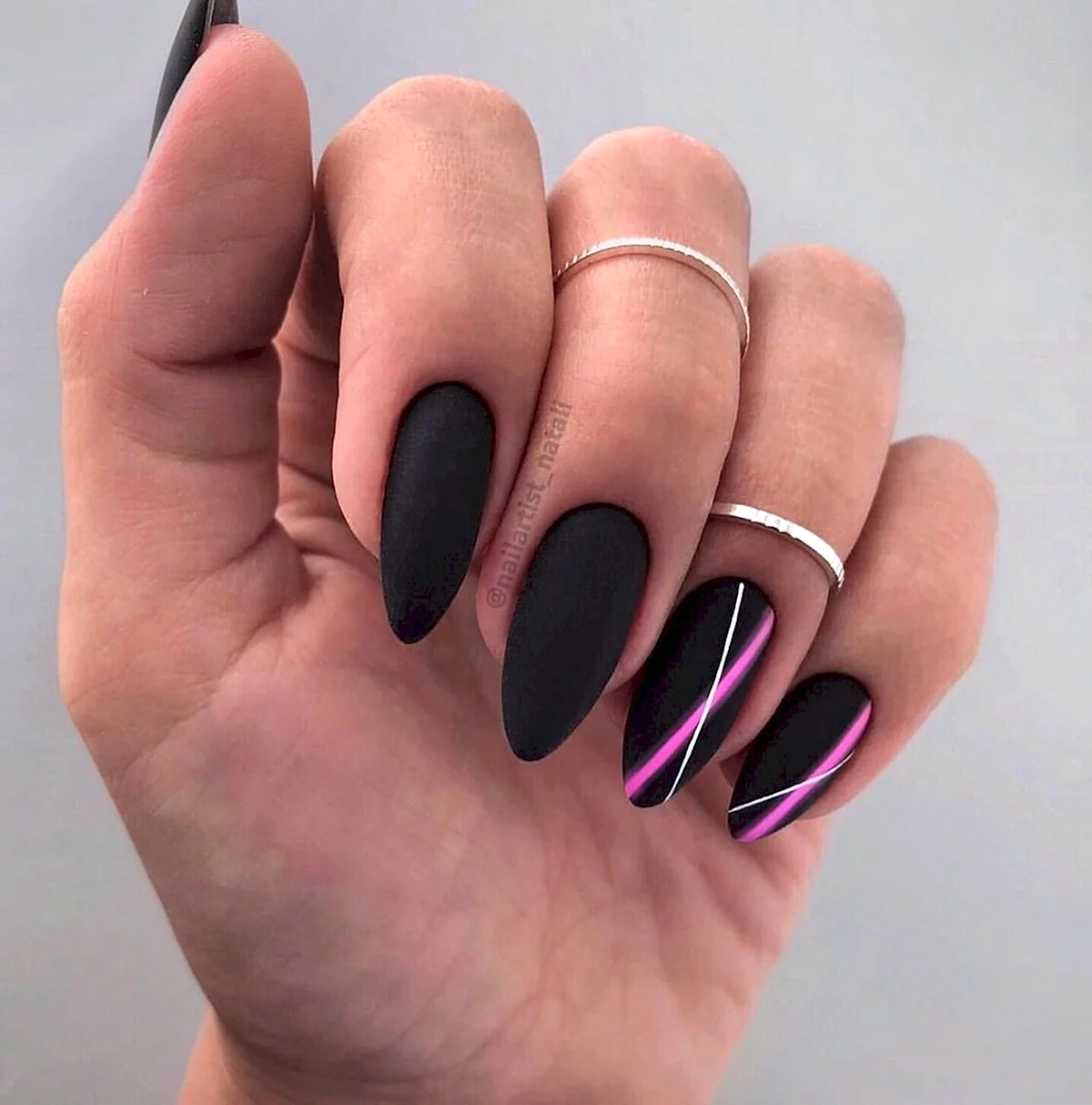 Чёрный маникюр 2022 на миндаль