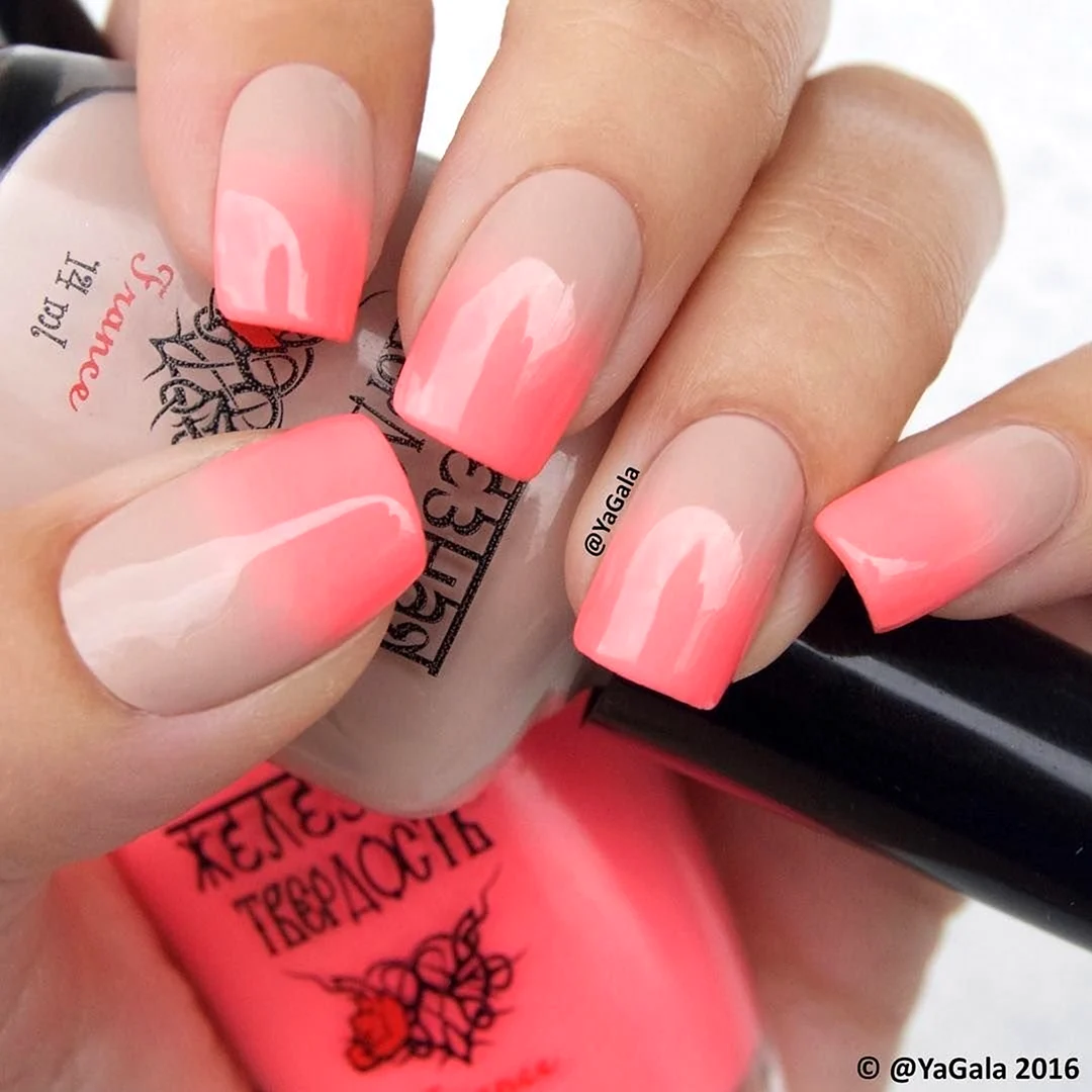 Маникюр омбре коралловый