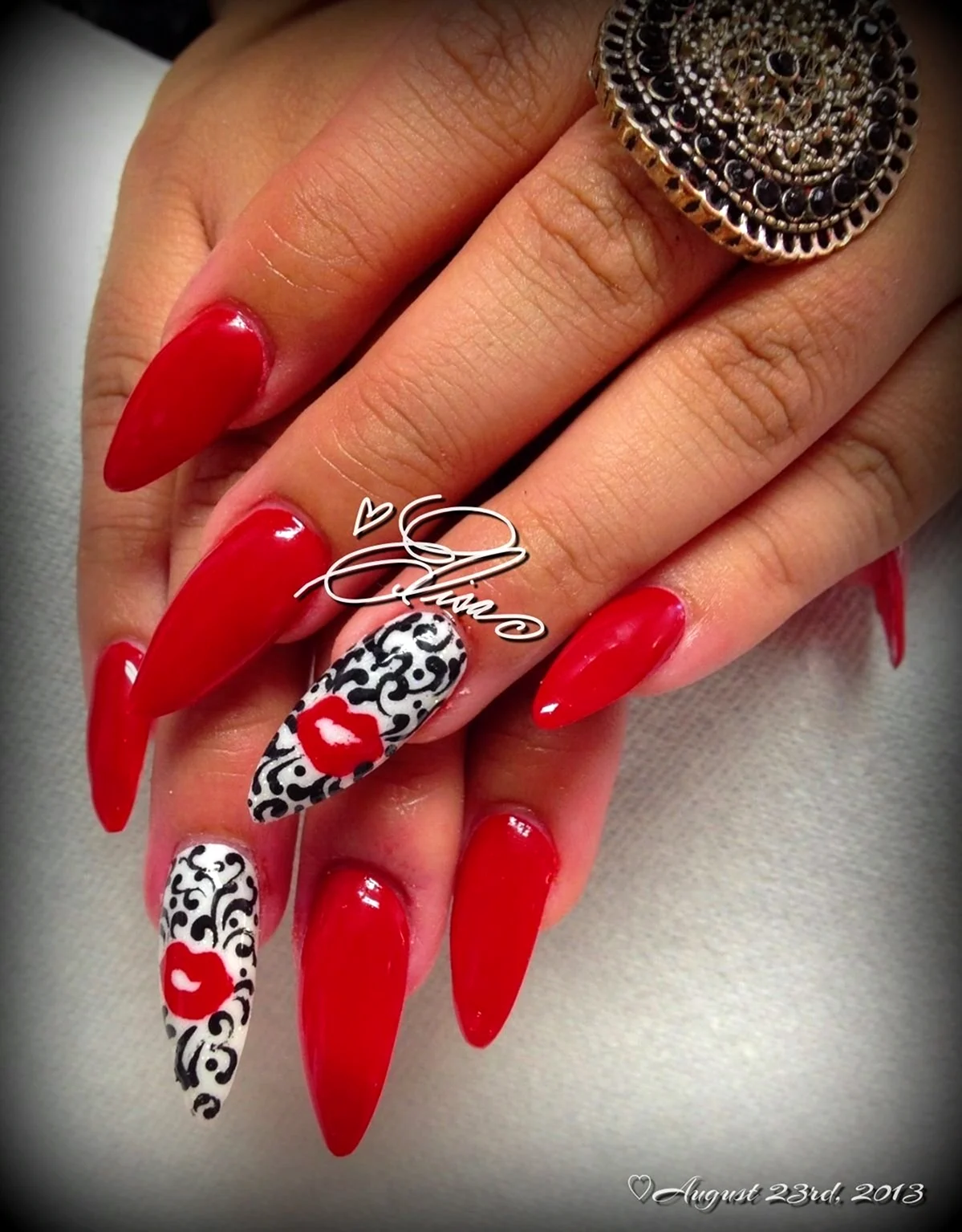 Красные длинные ногти со стразамм