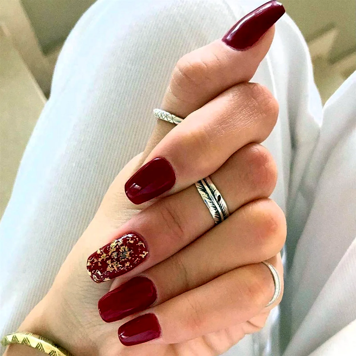 Маникюр красный матовый с золотом
