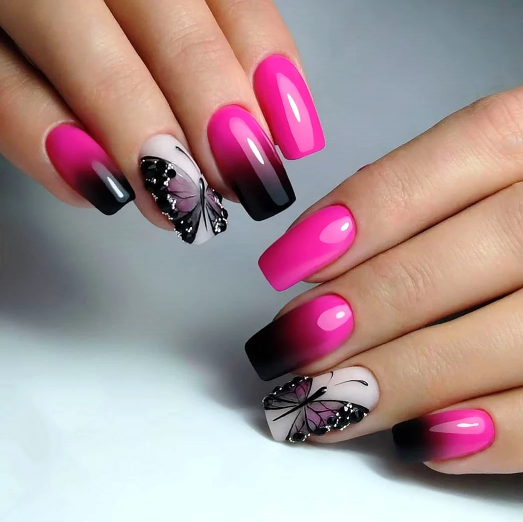 Розовые ногти с бабочками