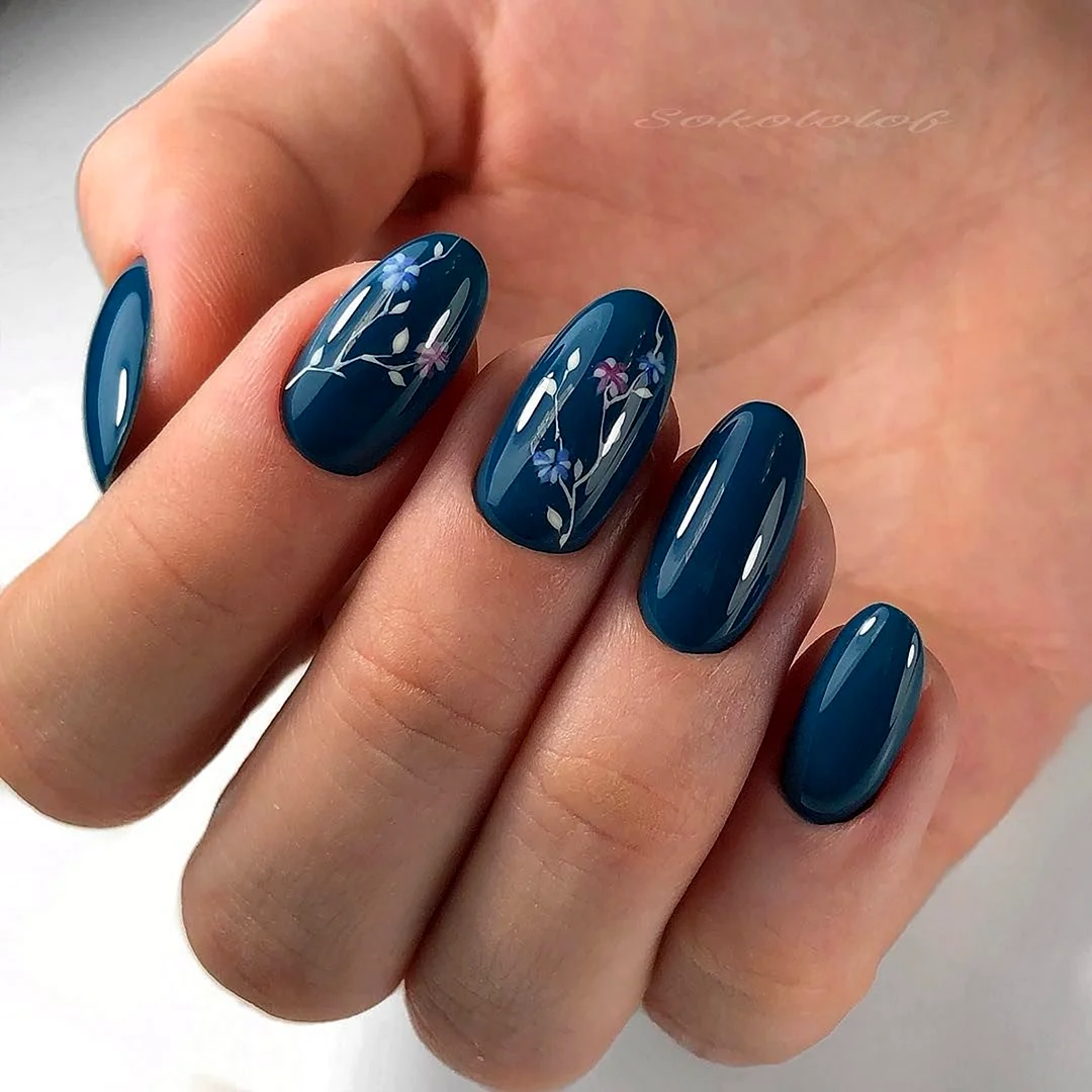 Маникюр тренд 2022 темно синие