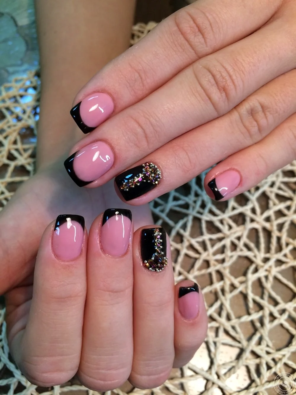 Маникюр френч розовый с черным