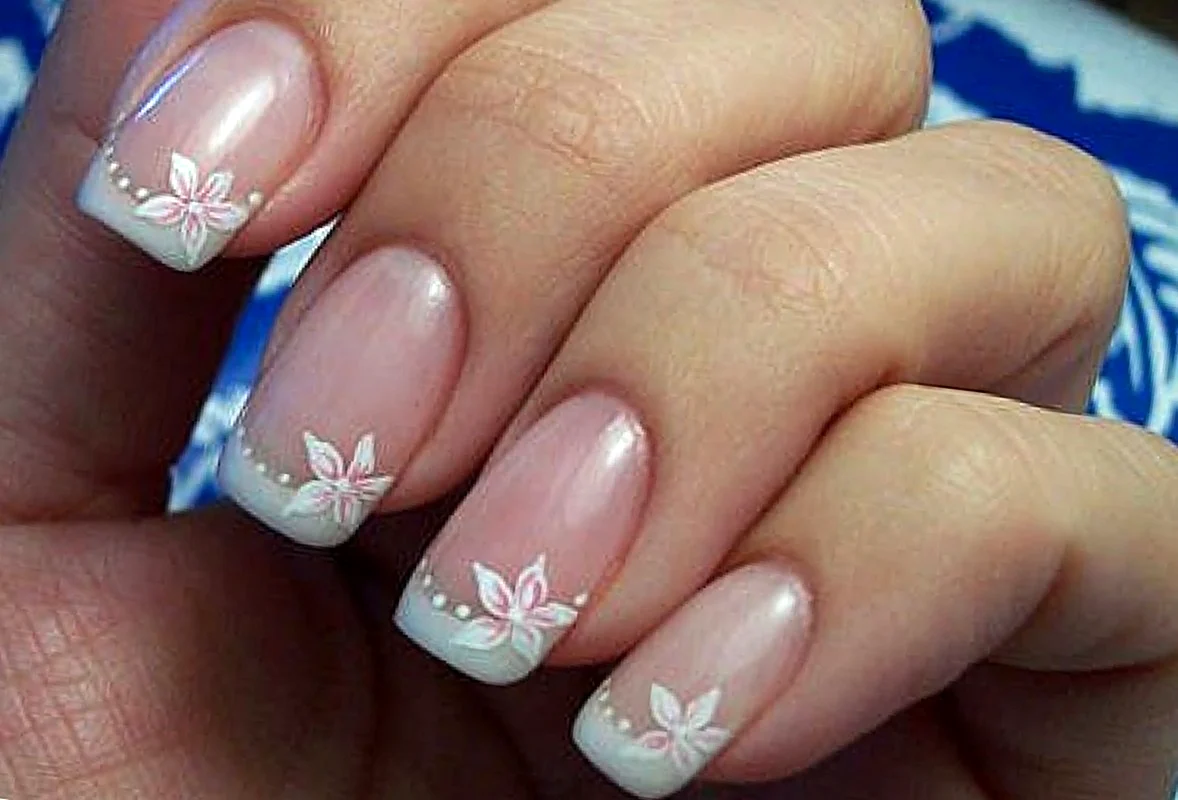 Нежный маникюр френч с рисунком