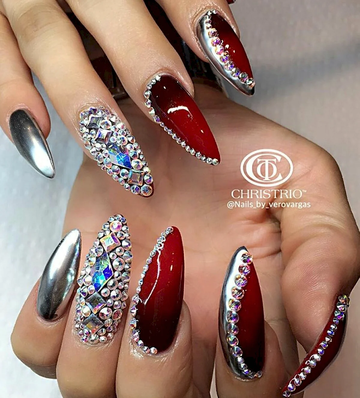 Маникюр красный с серебром и стразами