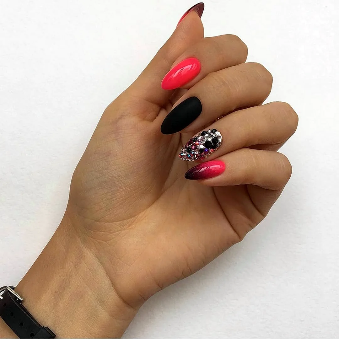 Маникюр малиновый с черным
