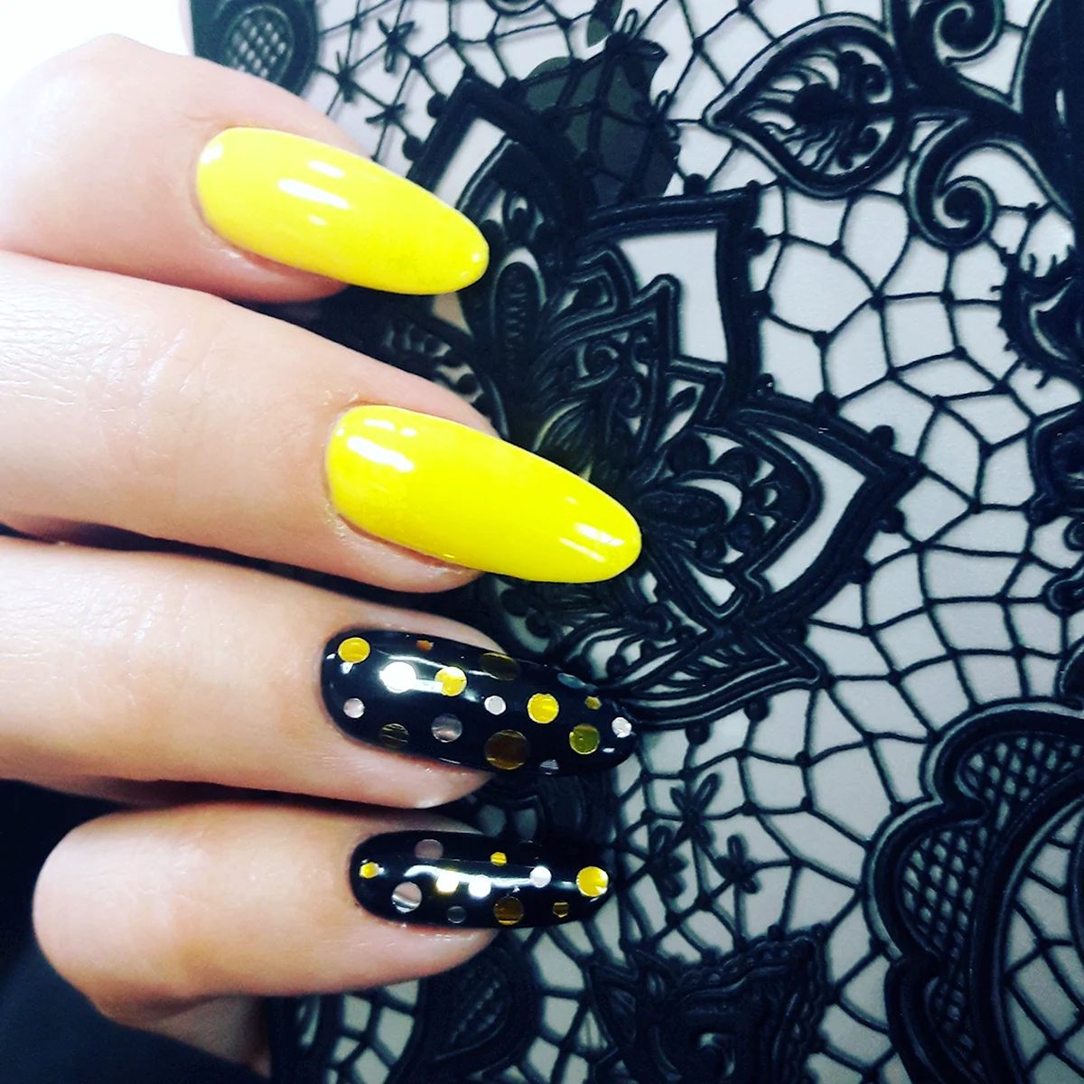 Маникюр жёлтый с чёрным