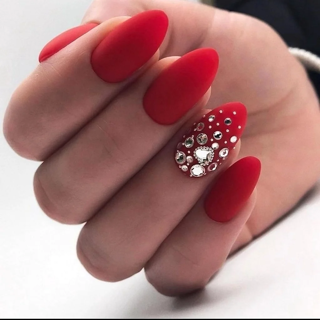 Красный матовый маникюр 2022 миндаль