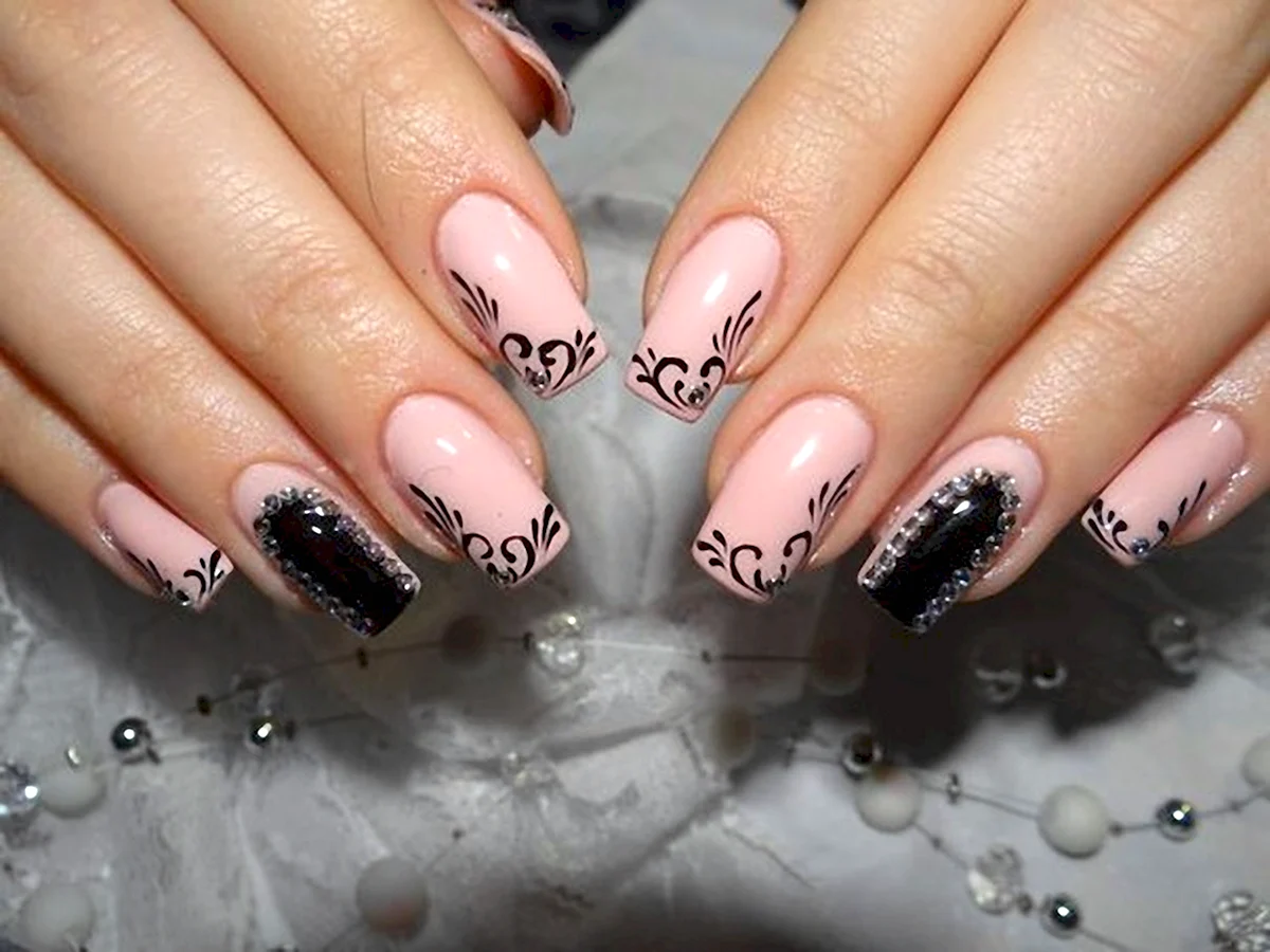Прозрачный черный маникюр с узором