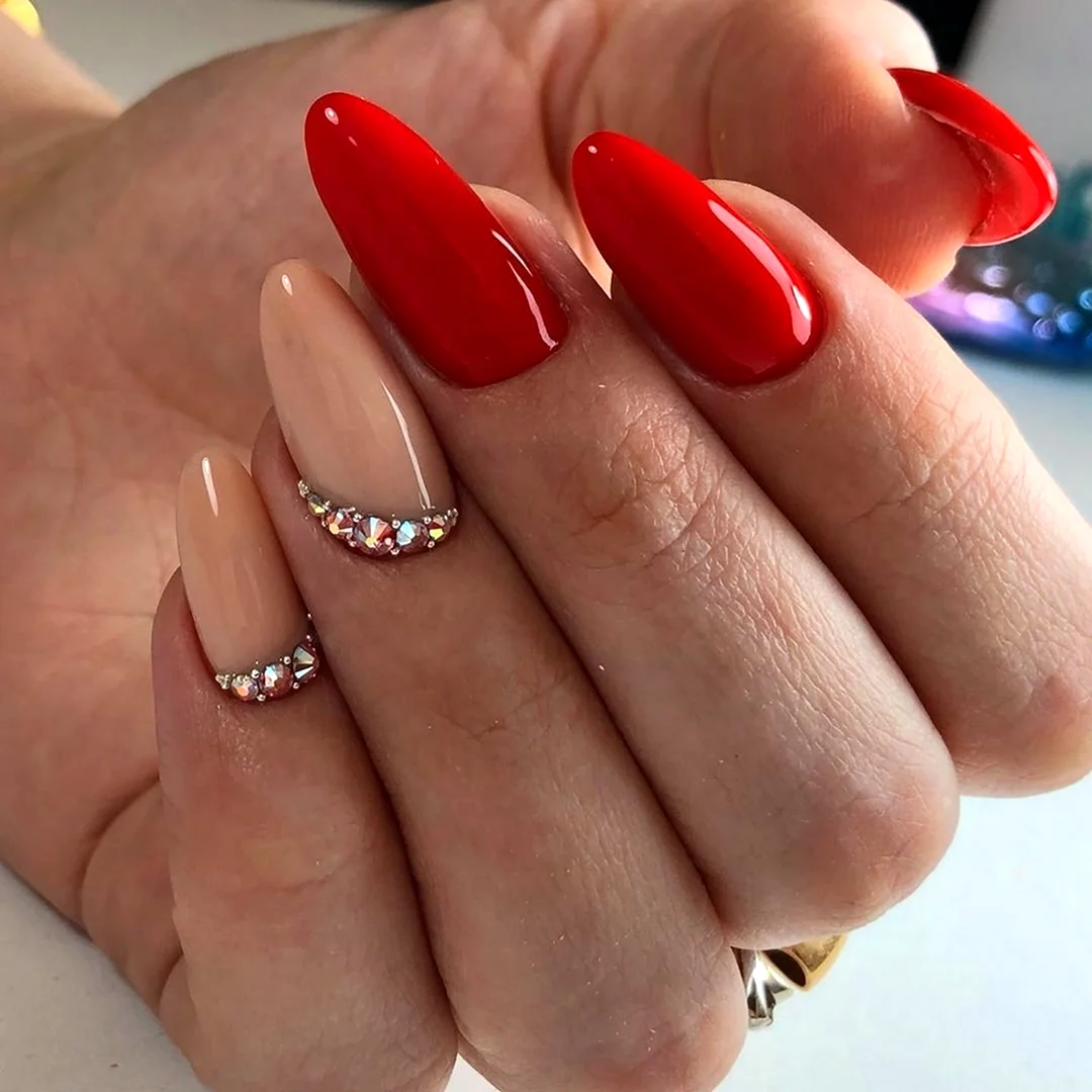Красный френч на миндалевидных ногтях