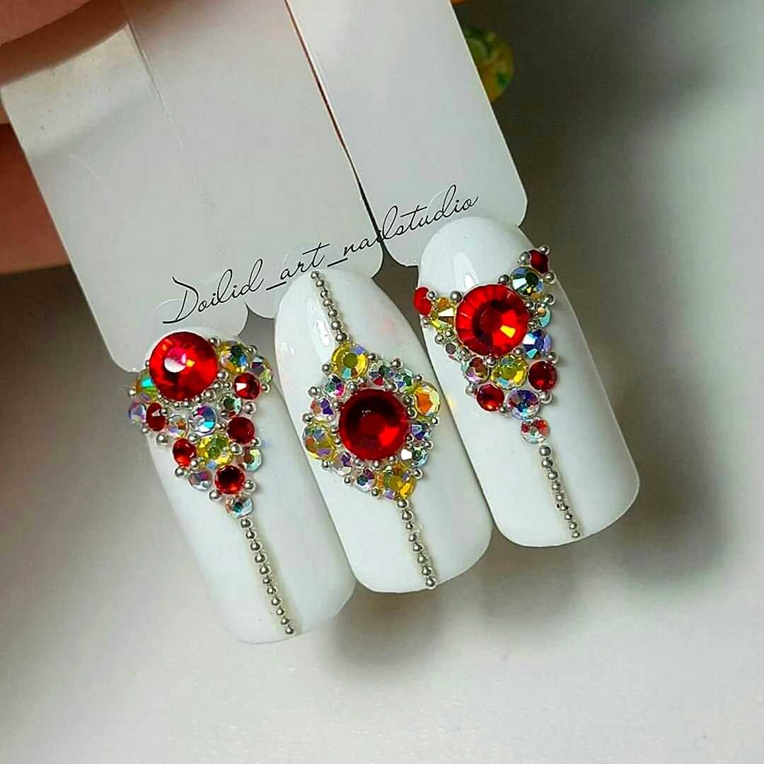 Инкрустация стразами на ногтях