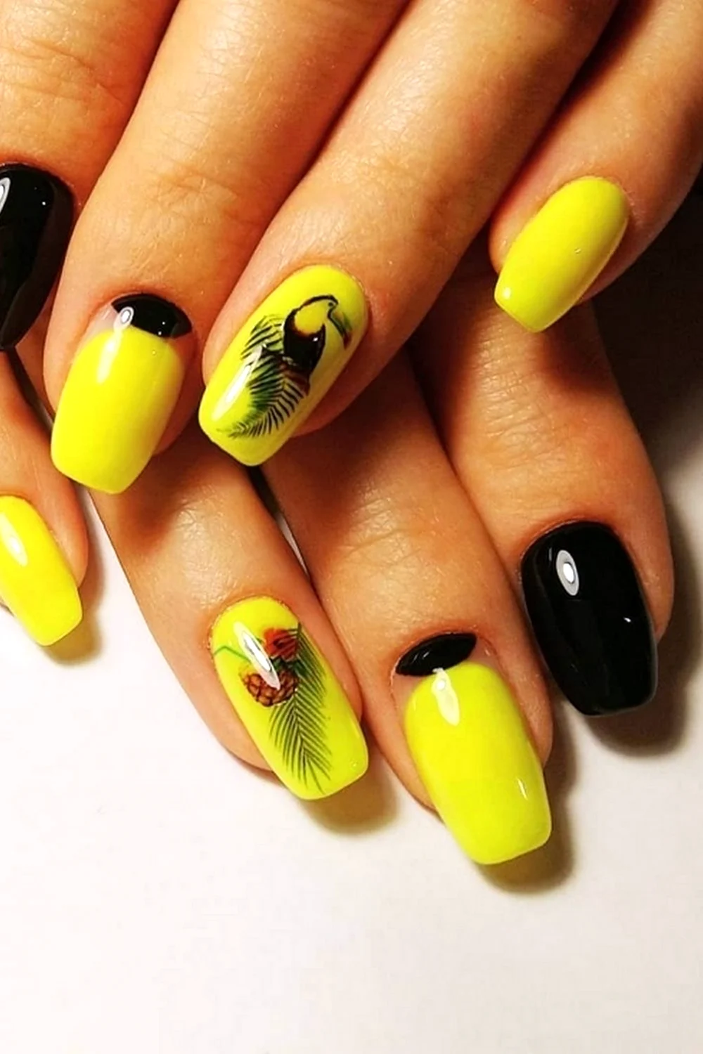 Маникюр чёрный с жклтым