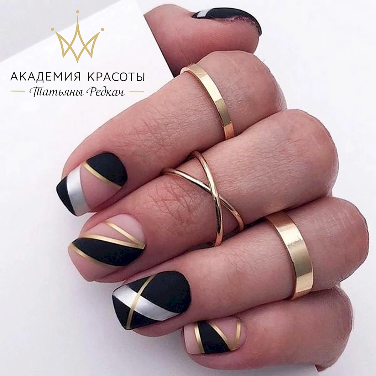 Маникюр с золотыми полосками