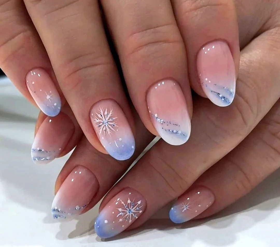 Маникюр зимний нежный