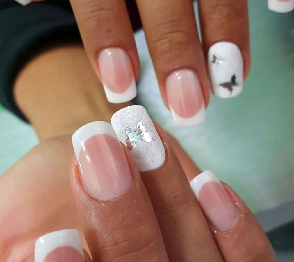 Французский маникюр белый