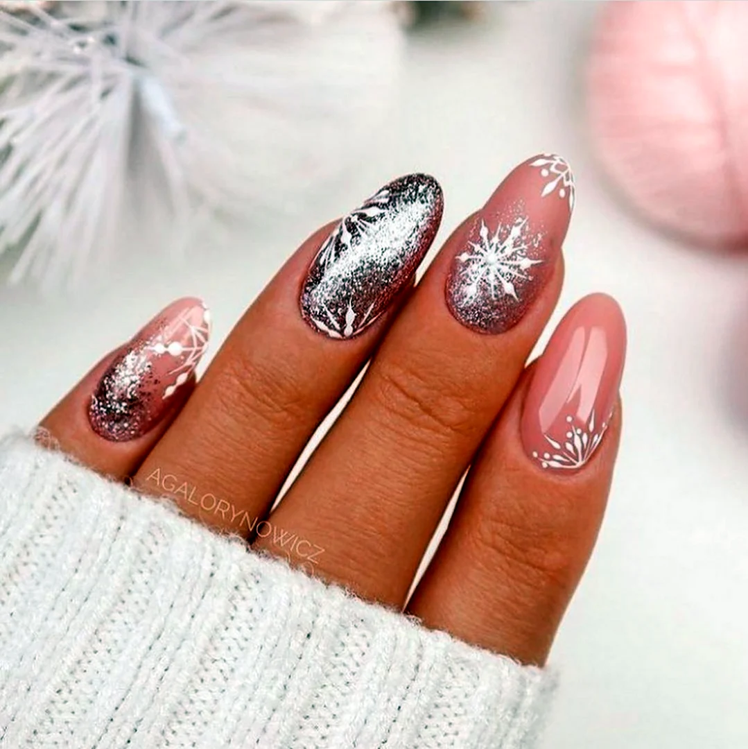 Зимний нюдовый маникюр 2022