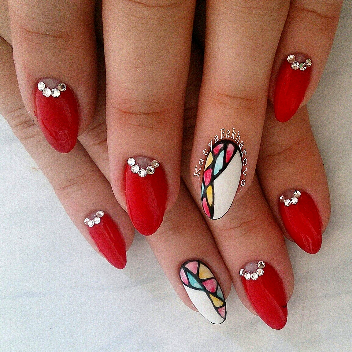Красный весенний маникюр со стразами