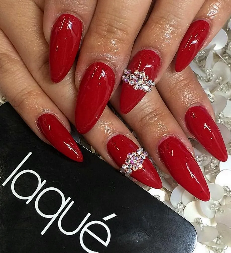 Красные ногти со стразами миндаль