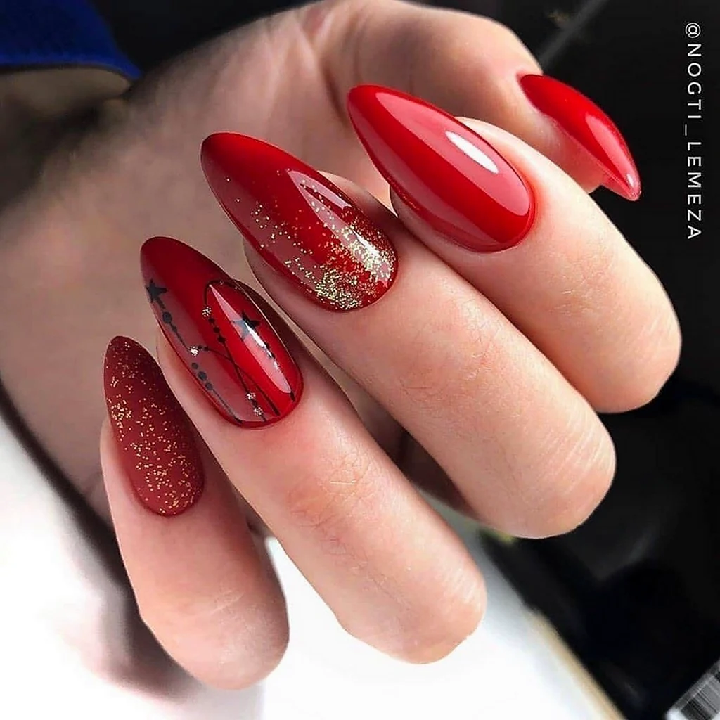 Ногти красные с золотом миндаль