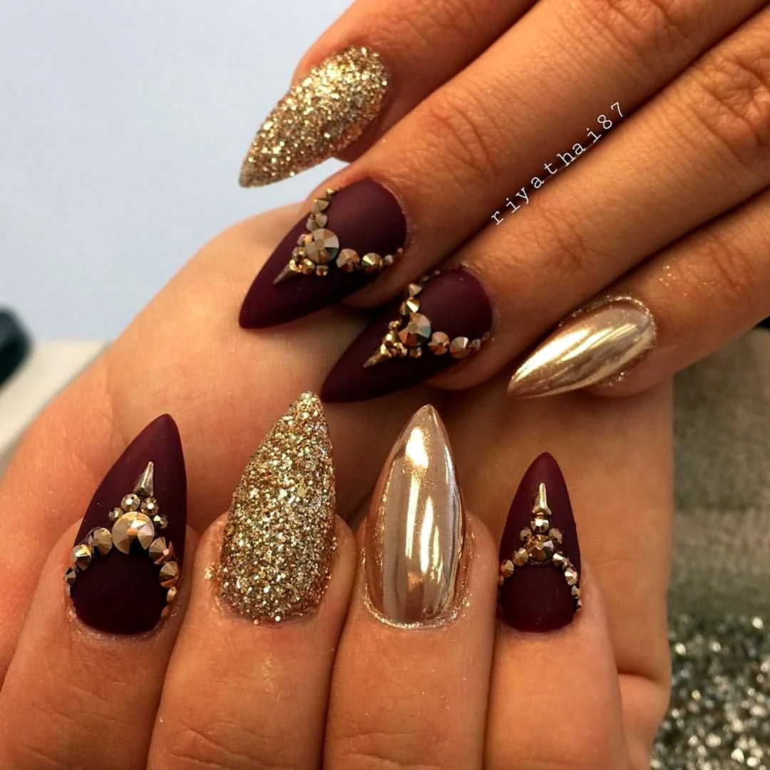 Маникюр с золотом острые