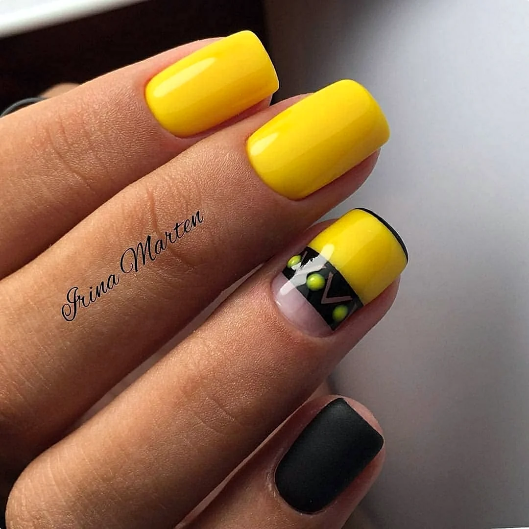 Маникюр жёлтый с чёрным