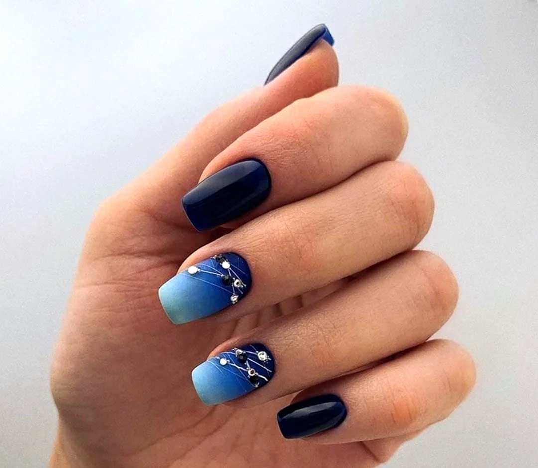 Крутой синий маникюр