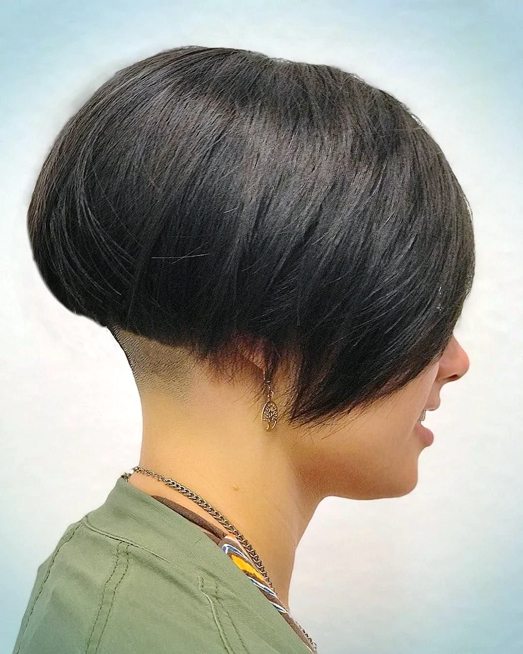 Стрижка каре-Боб с выстриженным затылком