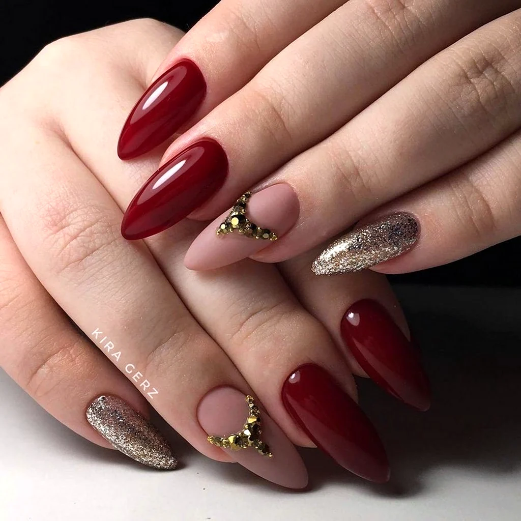 Красный маникюр на миндалевидных ногтях