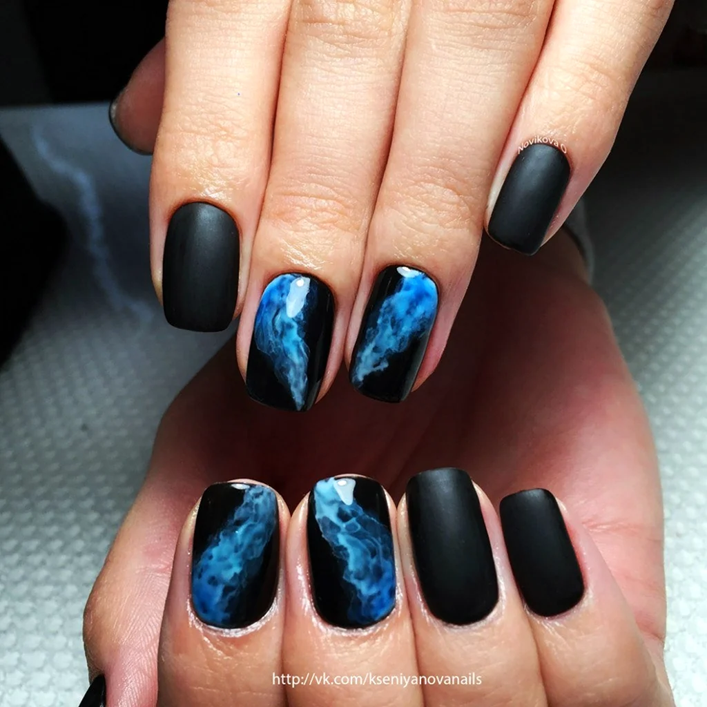 Маникюр синий с черным