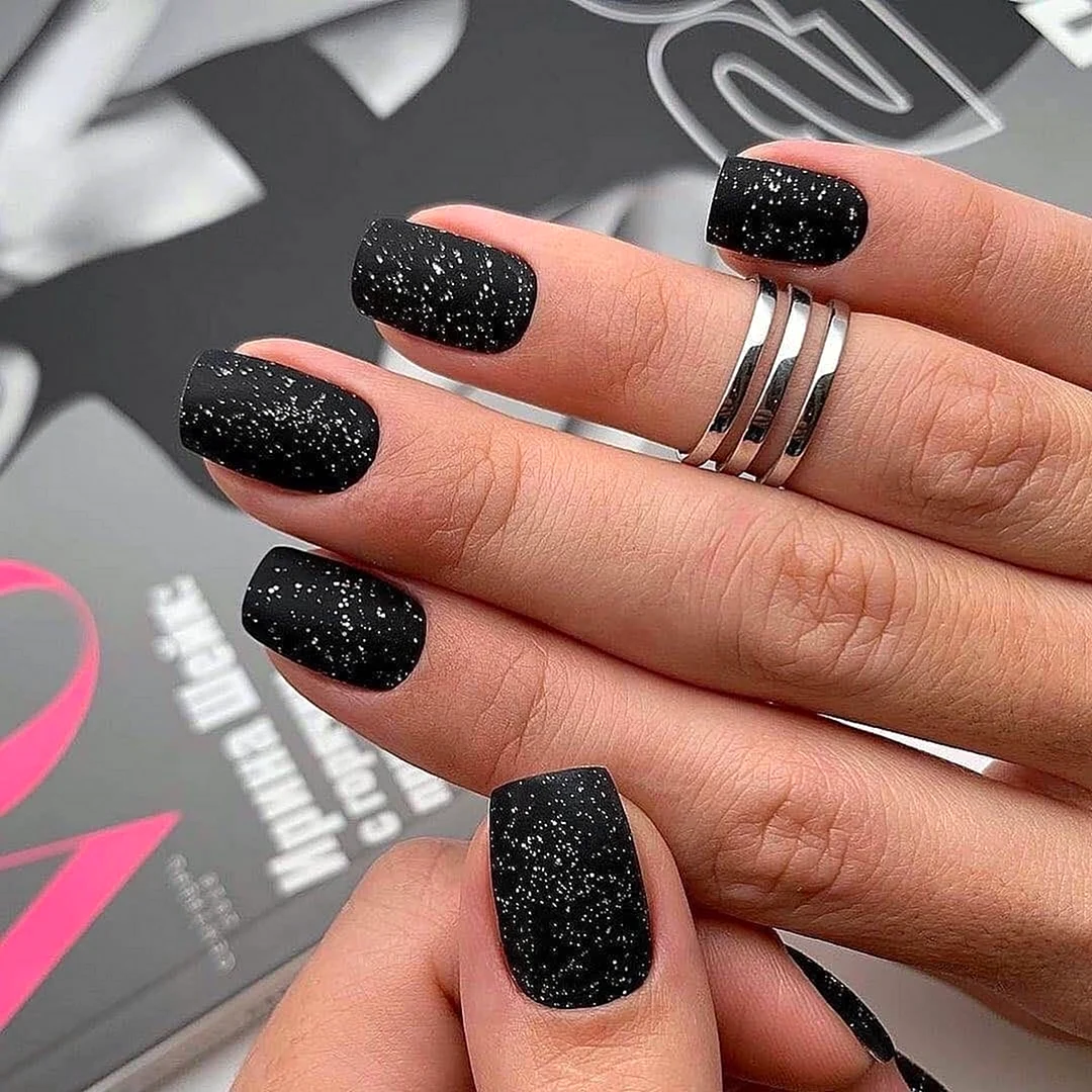 Черный маникюр