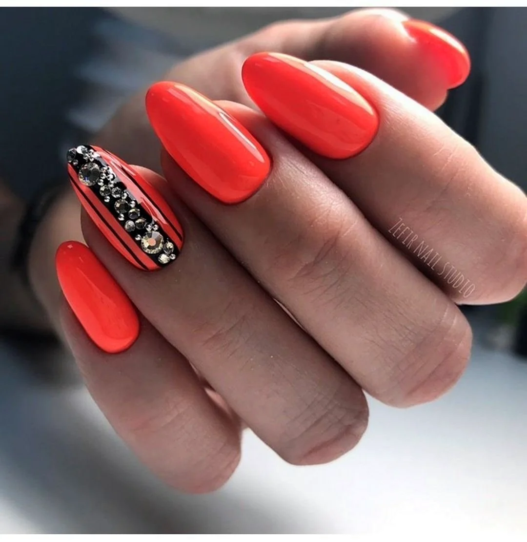 Красный маникюр со стразами