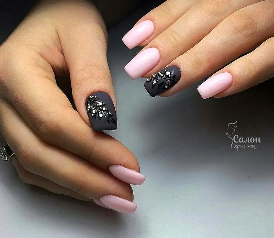 Черный маникюр со стоазой
