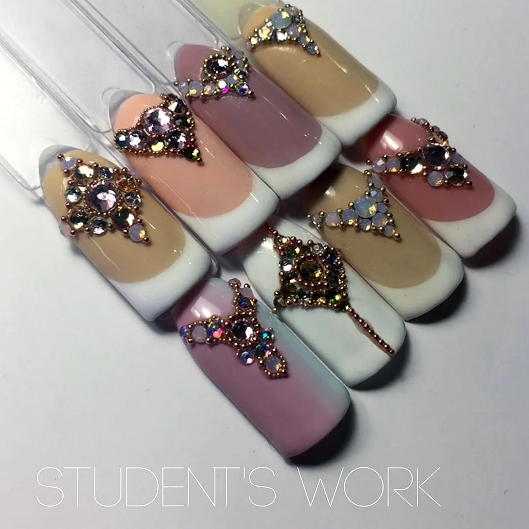 Инкрустация стразами на ногтях