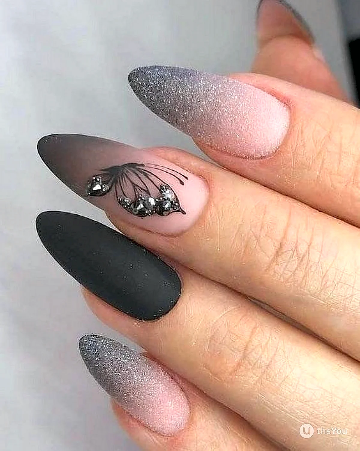 Красивый матовый маникюр