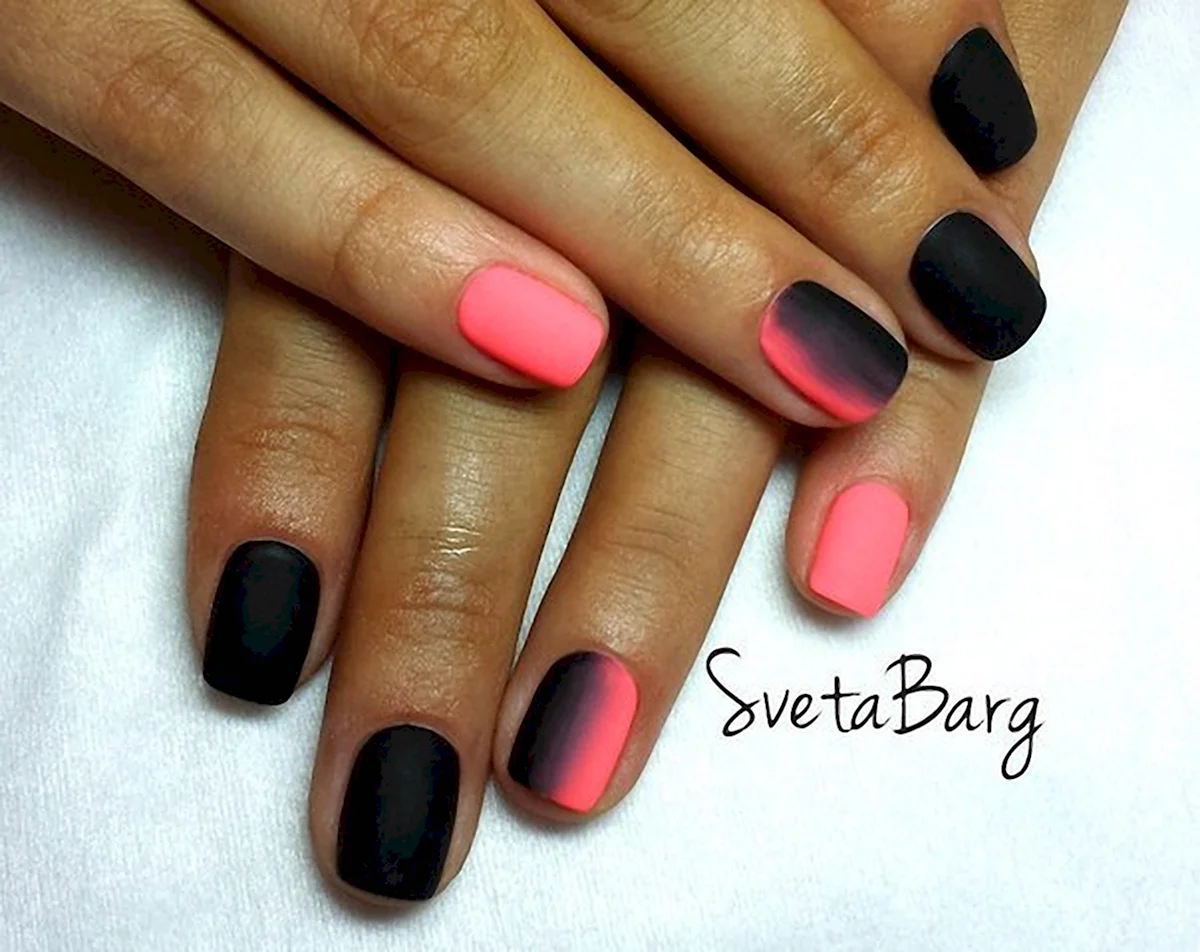 Розово черный маникюр на короткие ногти