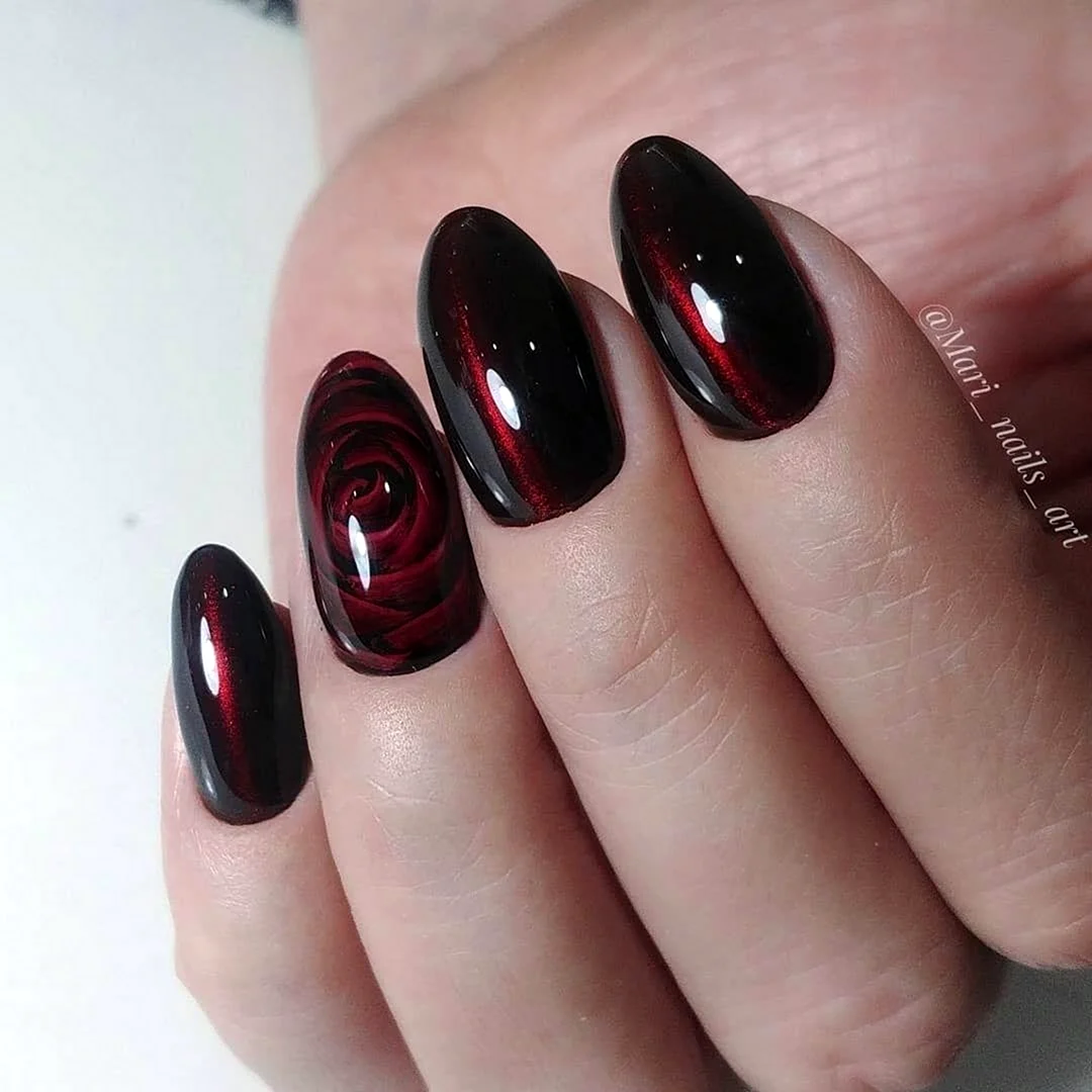 Маникюр кошачий глаз красный