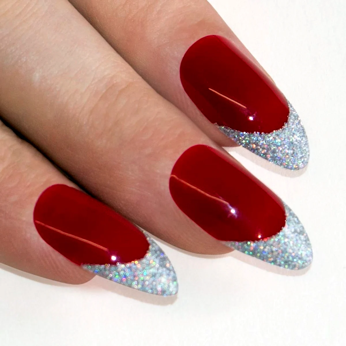 Красные ногти с блестками