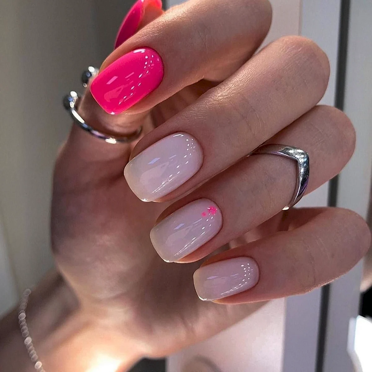 Розовый маникюр на короткие