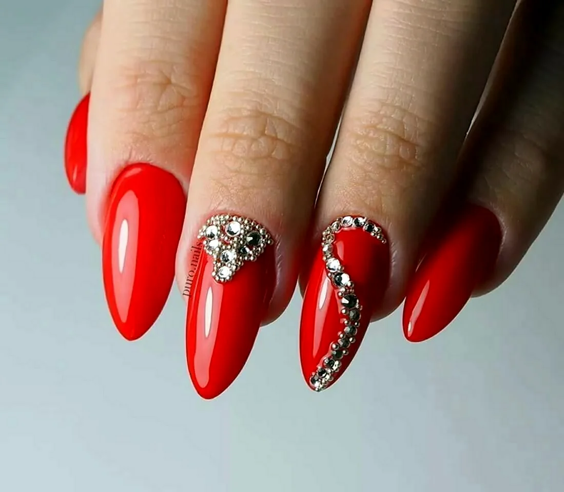 Красный маникюр со стразами