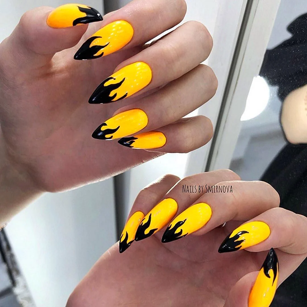 Маникюр жёлтый с чёрным