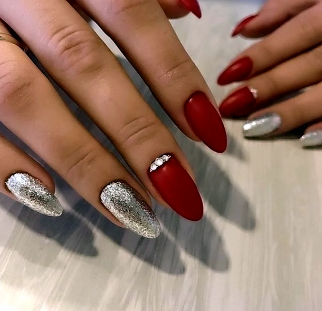 Красный маникюр со стразами миндаль