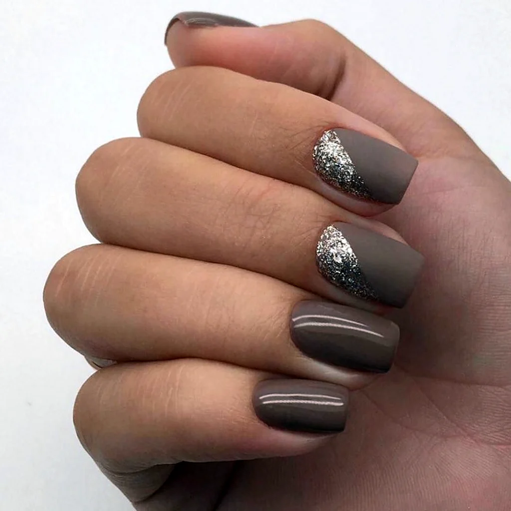 Серо-коричневый матовый маникюр