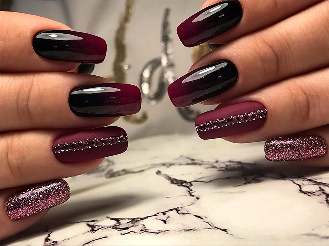 Маникюр осень 2022 темные тона