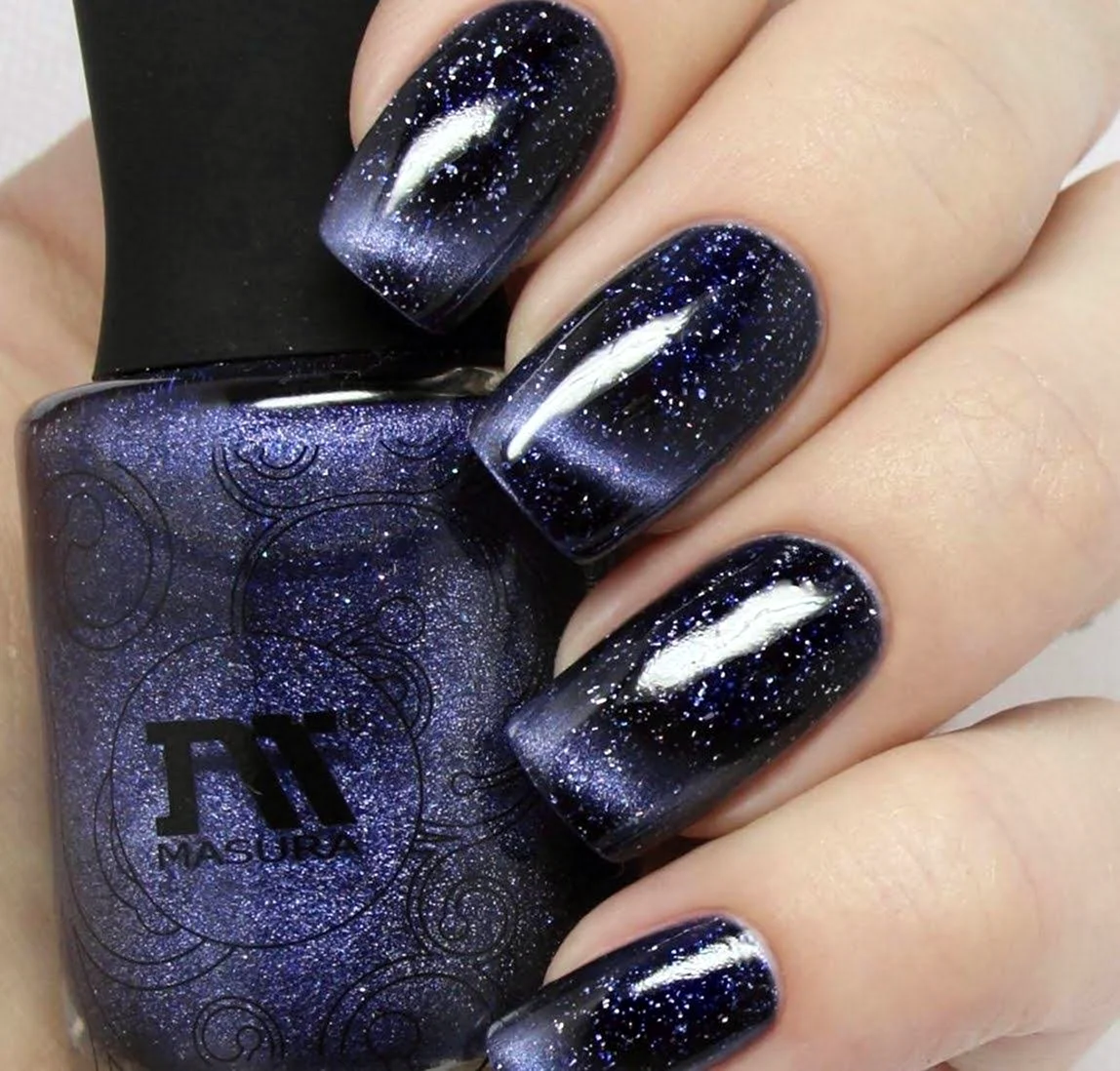 Маникюр черный космос